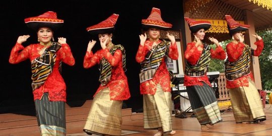20 Daftar Tari Tradisional Sumatra Utara dan Maknanya